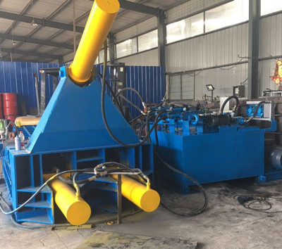Here are some key features and components of a scrap car baler